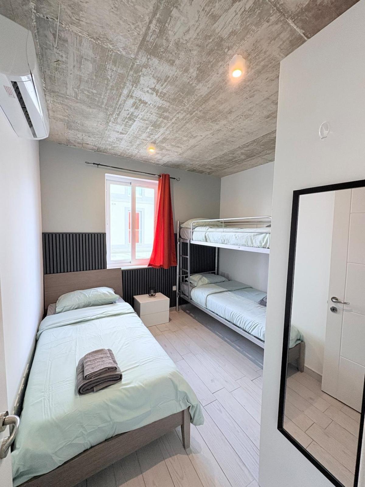 Stylish In Paceville - 3 Bedrooms, 3 Bathrooms, 2 Kitchens, Great For Friends & Groups *