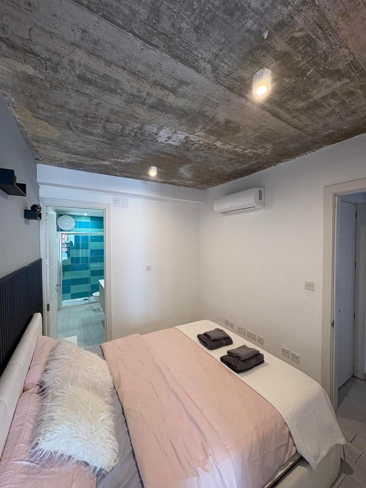 Stylish In Paceville - 3 Bedrooms, 3 Bathrooms, 2 Kitchens, Great For Friends & Groups *